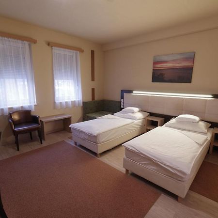 Hotel Vadaszkuert Superior Szekesfehervar Bagian luar foto