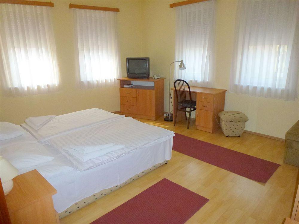 Hotel Vadaszkuert Superior Szekesfehervar Bagian luar foto