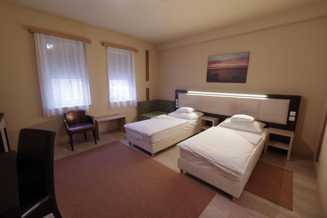 Hotel Vadaszkuert Superior Szekesfehervar Bagian luar foto
