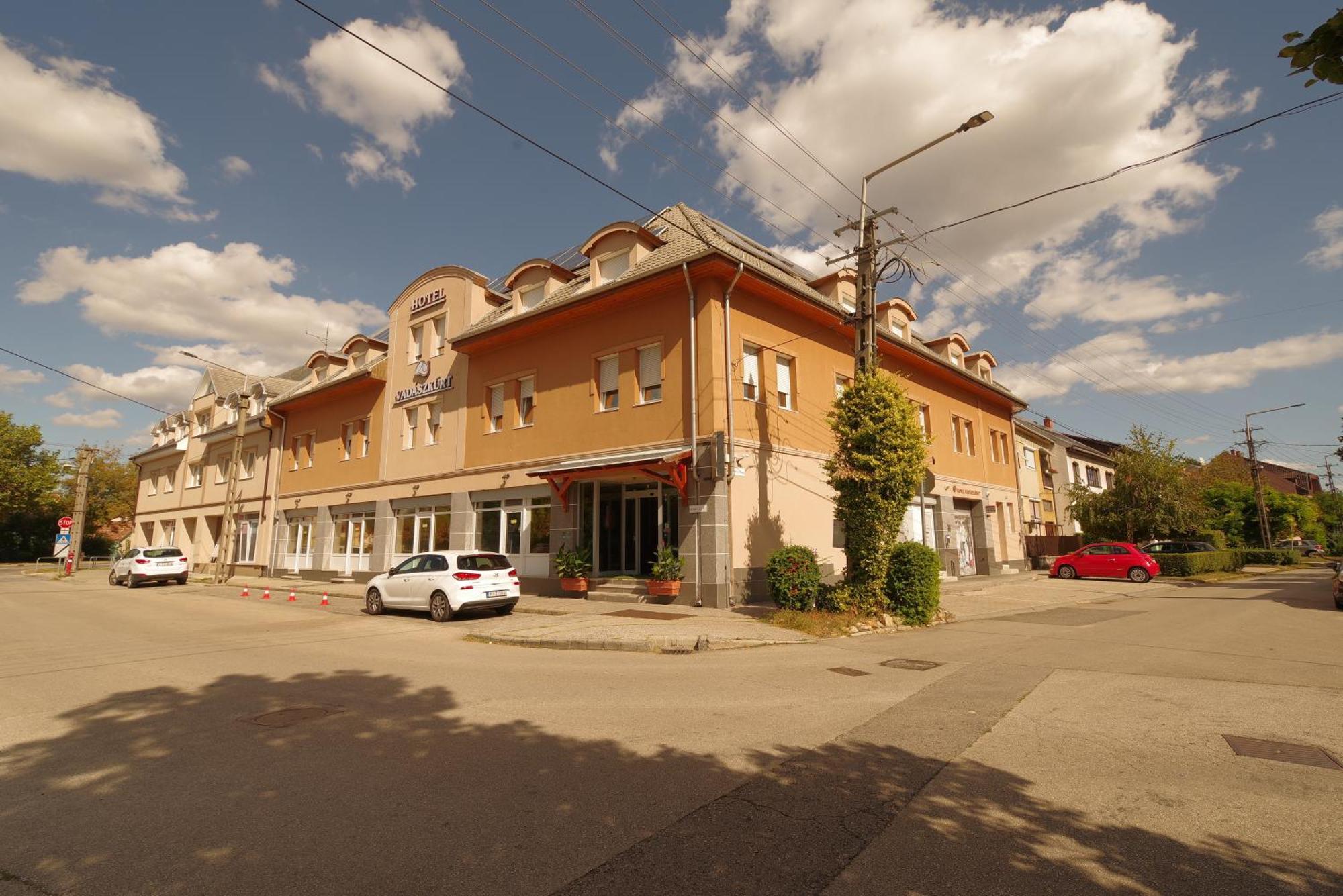 Hotel Vadaszkuert Superior Szekesfehervar Bagian luar foto