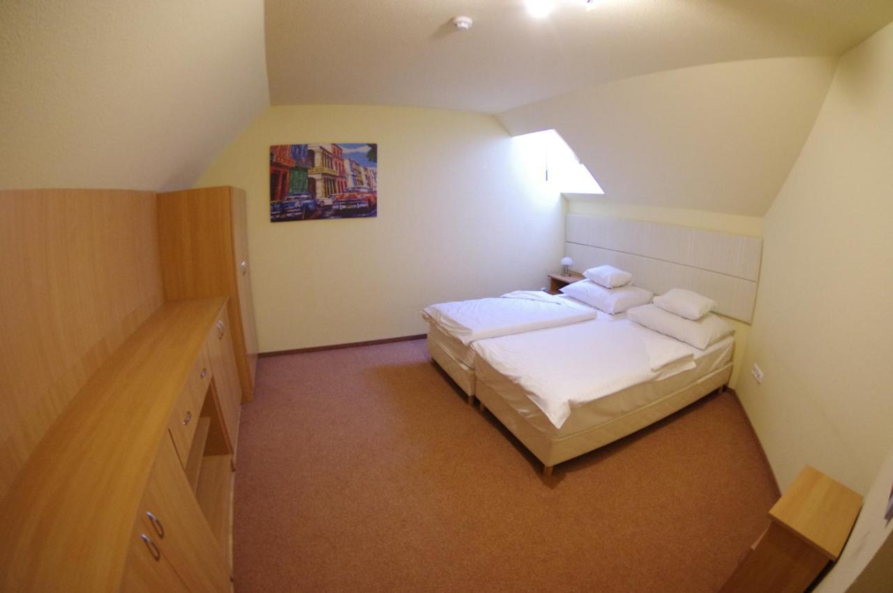 Hotel Vadaszkuert Superior Szekesfehervar Bagian luar foto
